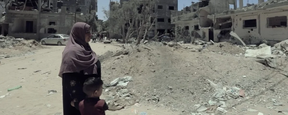 Khalidiya examine les décombres dans une rue de Gaza