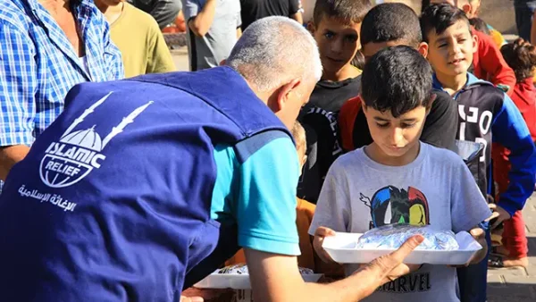 Distribution de repas chauds aux enfants et aux familles déplacées à Gaza.