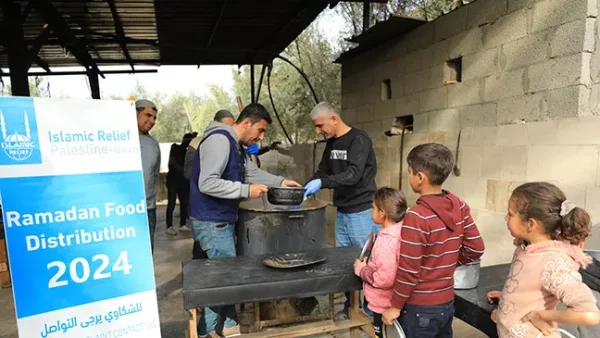 Mars 2024 - Distribution de repas chauds aux enfants et aux familles déplacées à Gaza.