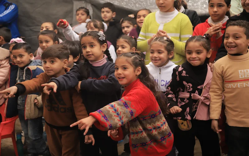 Légende photo 1 : Des enfants participent à des activités récréatives favorisant leur bien-être psychologique et leur rétablissement pendant le bref cessez-le-feu à Gaza.