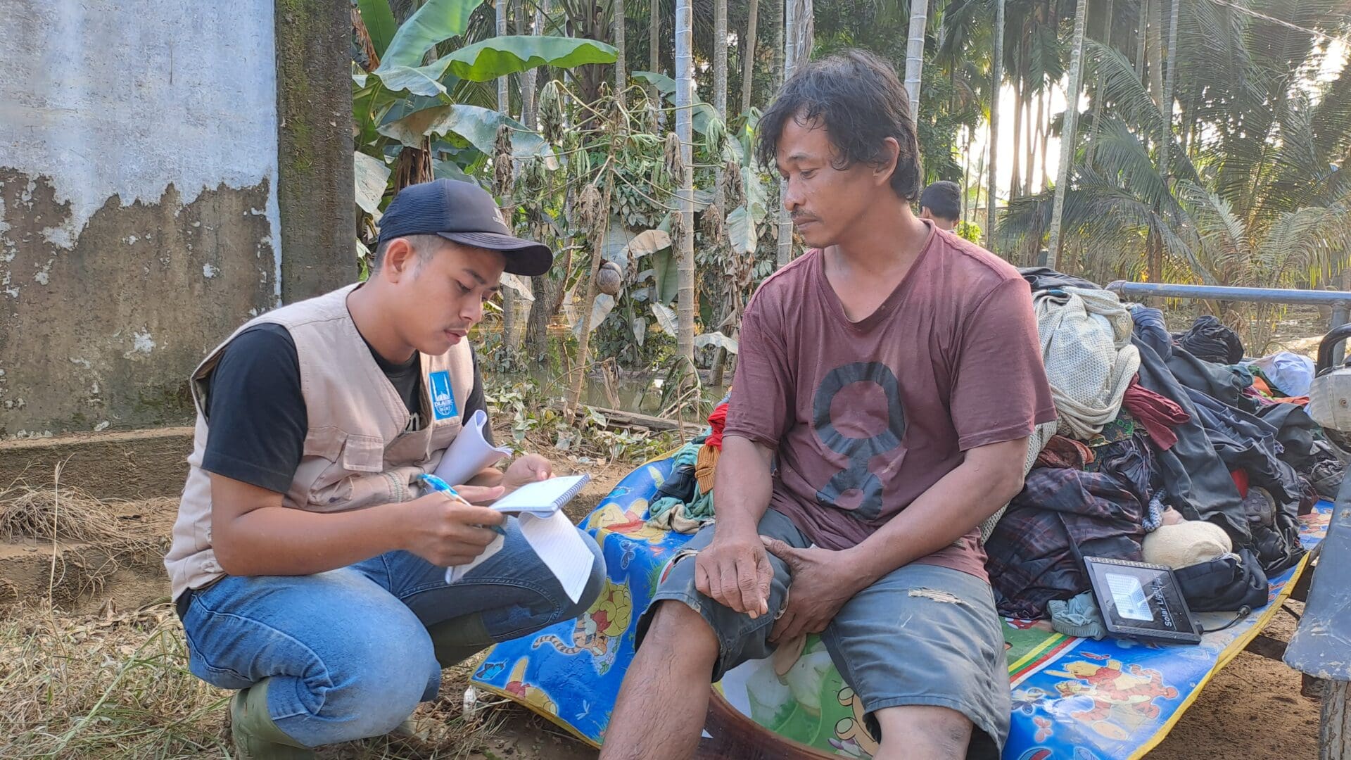 Légende photo 6 : Islamic Relief recueille les témoignages de personnes touchées par les inondations dévastatrices à Aceh, en Indonésie.