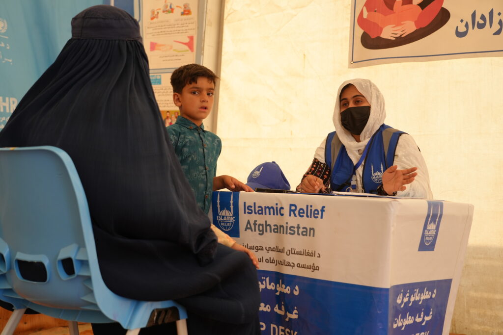 Légende photo 4 : Les équipes d’Islamic Relief fournissent des informations aux Afghans de retour depuis les pays voisins.
