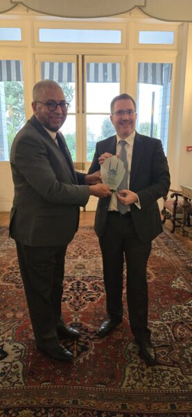 Mark Bryson-Richardson, ambassadeur du Royaume-Uni en Égypte, et Iftikhar Shaheen, PDG de Islamic Relief Worldwide.