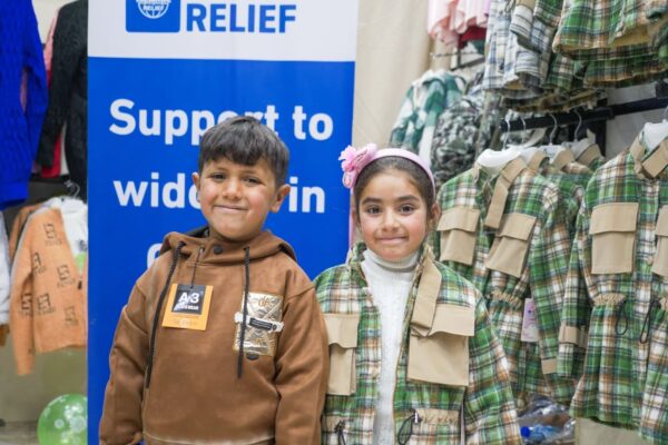 En Syrie, nous avons distribué des vêtements d'hiver à des enfants orphelins dans le cadre de notre aide aux veuves dans le besoin.