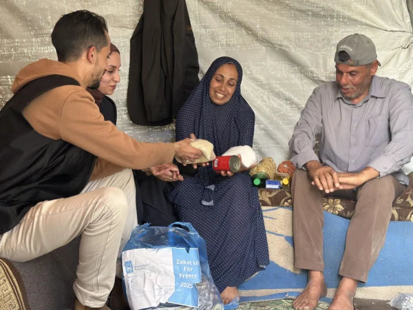 Les colis alimentaires d’Islamic Relief ont offert un moment de soulagement à Akram, Ameera et leur famille.