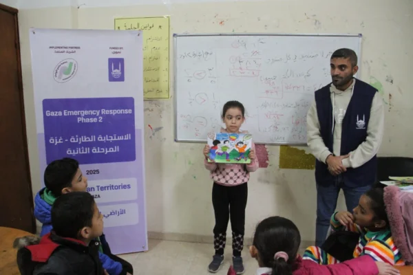 Des enfants âgés de 8 à 16 ans suivent des cours avec Islamic Relief.