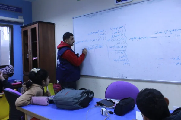 Seuls 8 enseignants remarquables à Gaza contribuent à dispenser des cours à 800 élèves. 