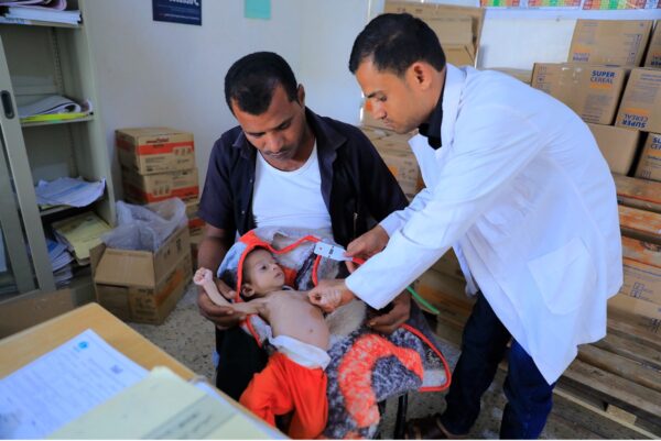Islamic Relief œuvre à renforcer les interventions nutritionnelles destinées à traiter la malnutrition aiguë au Yémen, notamment en distribuant des médicaments et en travaillant avec les services de santé gouvernementaux.