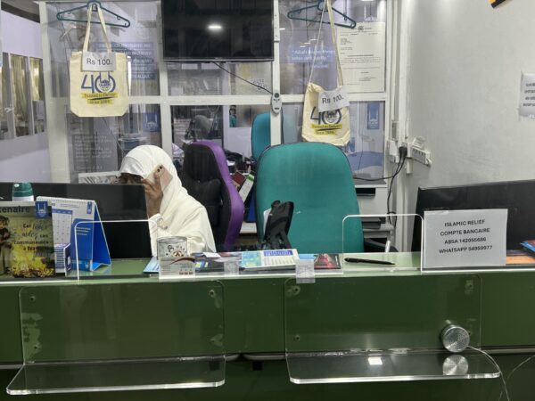 L'équipe d'Islamic Relief dans ses bureaux à l'Île Maurice, prête à accueillir les donateurs. Elle répond également aux nombreux appels. Photo prise le 13 mars 2026