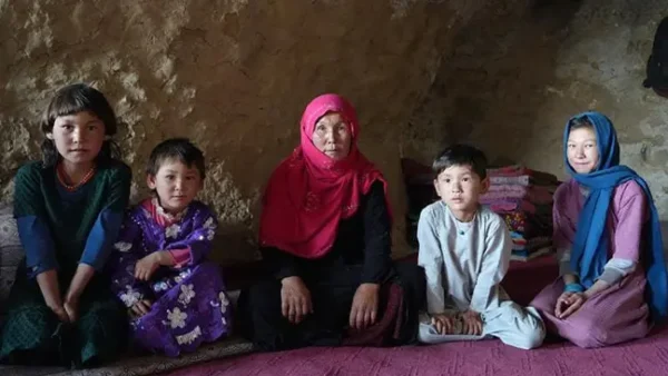 Atika et ses enfants vivent dans les grottes de Sang-e-Chaspan, où ils sont très peu protégés contre les intempéries.