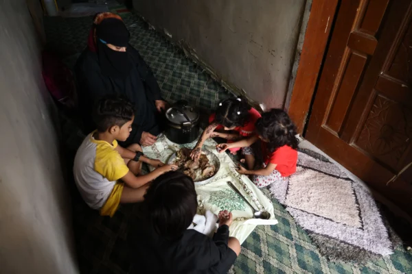Saltanah et ses enfants font partie des près de 70 000 personnes au Yémen qui ont reçu un colis de viande de qurbani grâce à la distribution d’Islamic Relief en 2025.