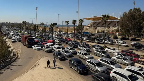 Des familles fuient en voiture alors que les hostilités s’intensifient au Liban, en 2026. Beaucoup de personnes sur cette route avaient déjà fait ce trajet une première fois.