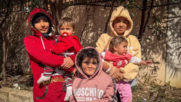 Enfants d’une famille déplacée au Liban, en 2026.