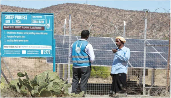 À Dhalladda, dans la région de Gabiley, Mukhtar se tient à côté du nouveau système d’énergie solaire et explique comment cette énergie propre a transformé la vie quotidienne. Islamic Relief/Ahmed Jama